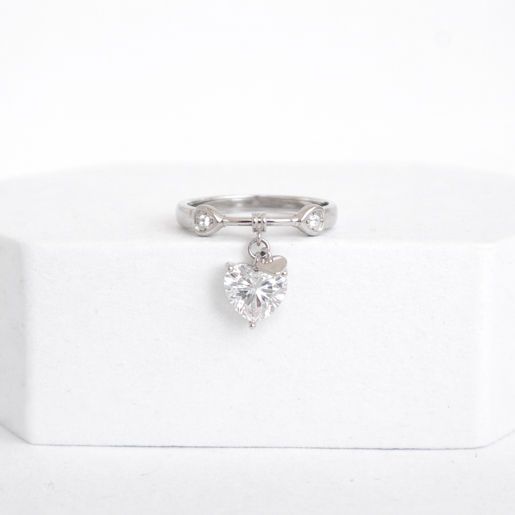 Ekte sølvring laget av 925 sterling silver, med en hengende charm I cubic zirconia.