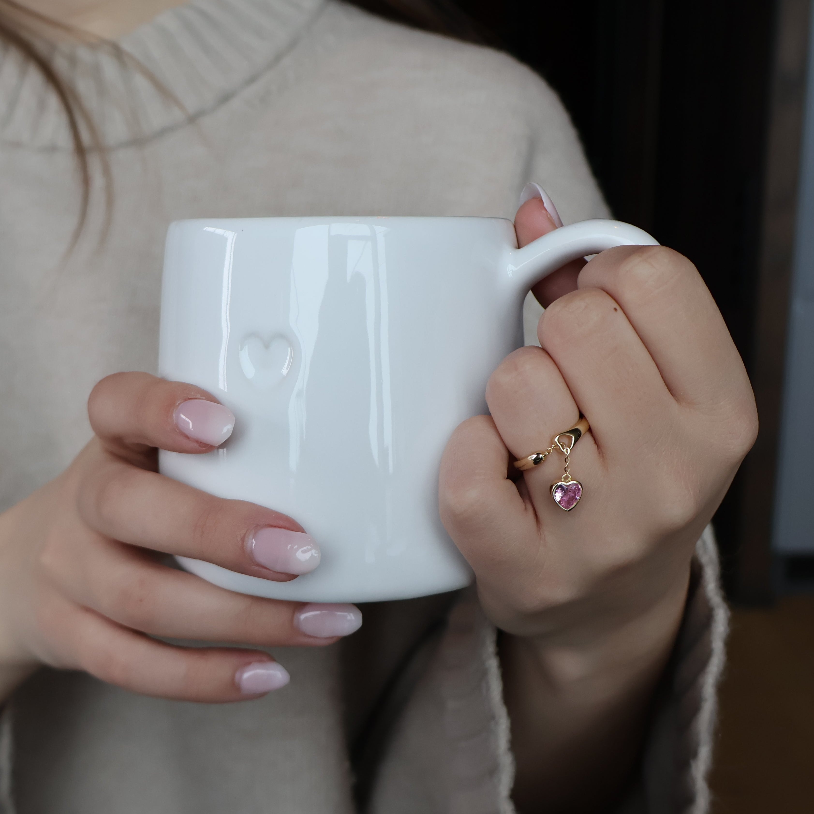 vail ring fra Emily designs, en ring laget med 925 sterling silver og gullbelagt 14k. Charmen er laget av kubisk zirkonia